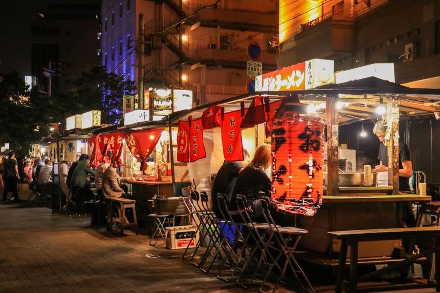 Stands de rue (yatai) éclairés le soir, à Fukuoka
