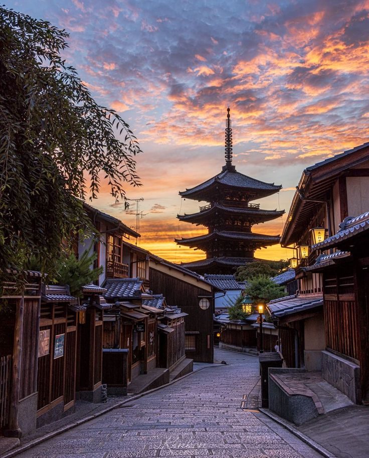 Rue de maisons en bois et pagode au coucher du soleil, dans le quartier de Higashiyama à Kyoto
