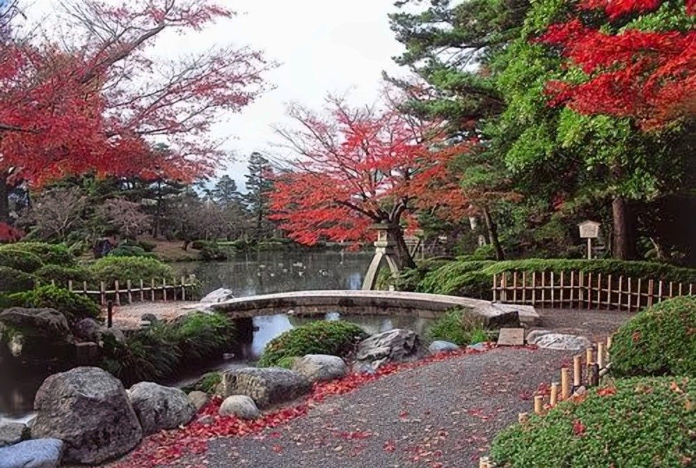 Étang, pont et érables rouges du jardin Kenroku-en, à Kanazawa